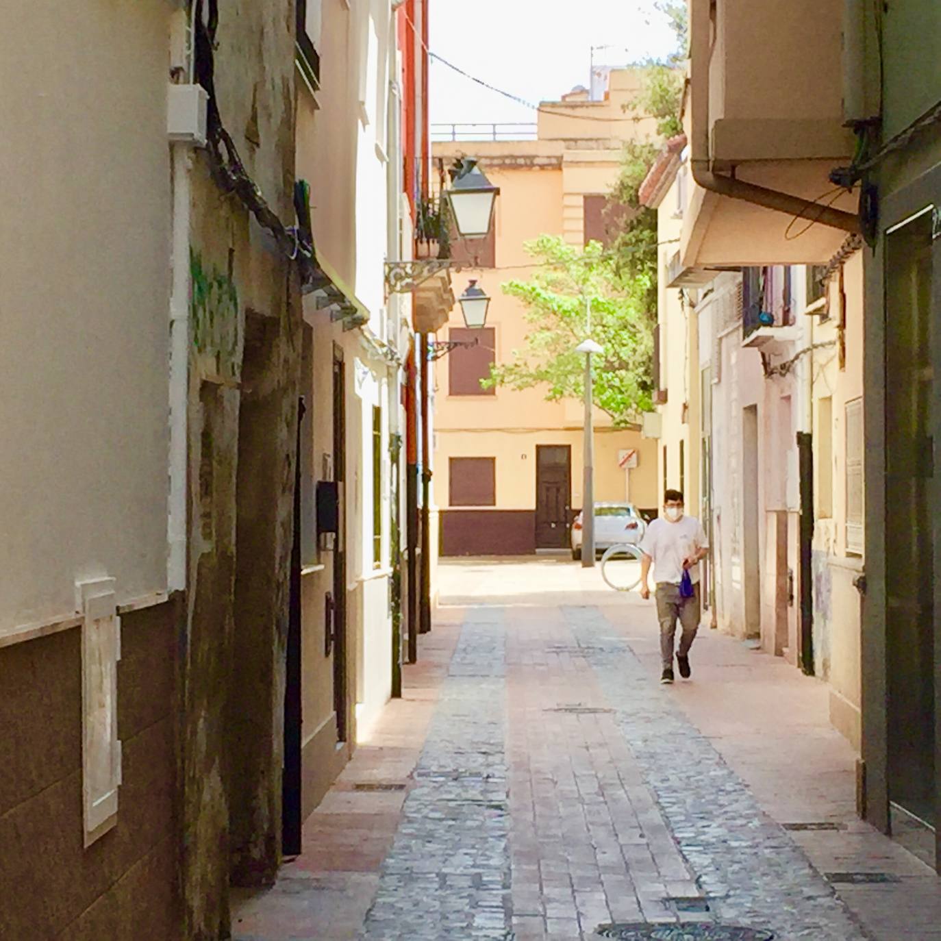 El barrio del Raval de Gandia ha visto pasar siglos de historia y cómo la ciudad crecía a su alrededor, conservando sus callejones. Albergó las primeras casas cristianas en la primera mitad del XIV. Después a musulmanes y moriscos hasta principios del XVII. Conserva calles estrechas, fruto de la ampliación del siglo XVI, y fachadas modernistas de principios del XX. 