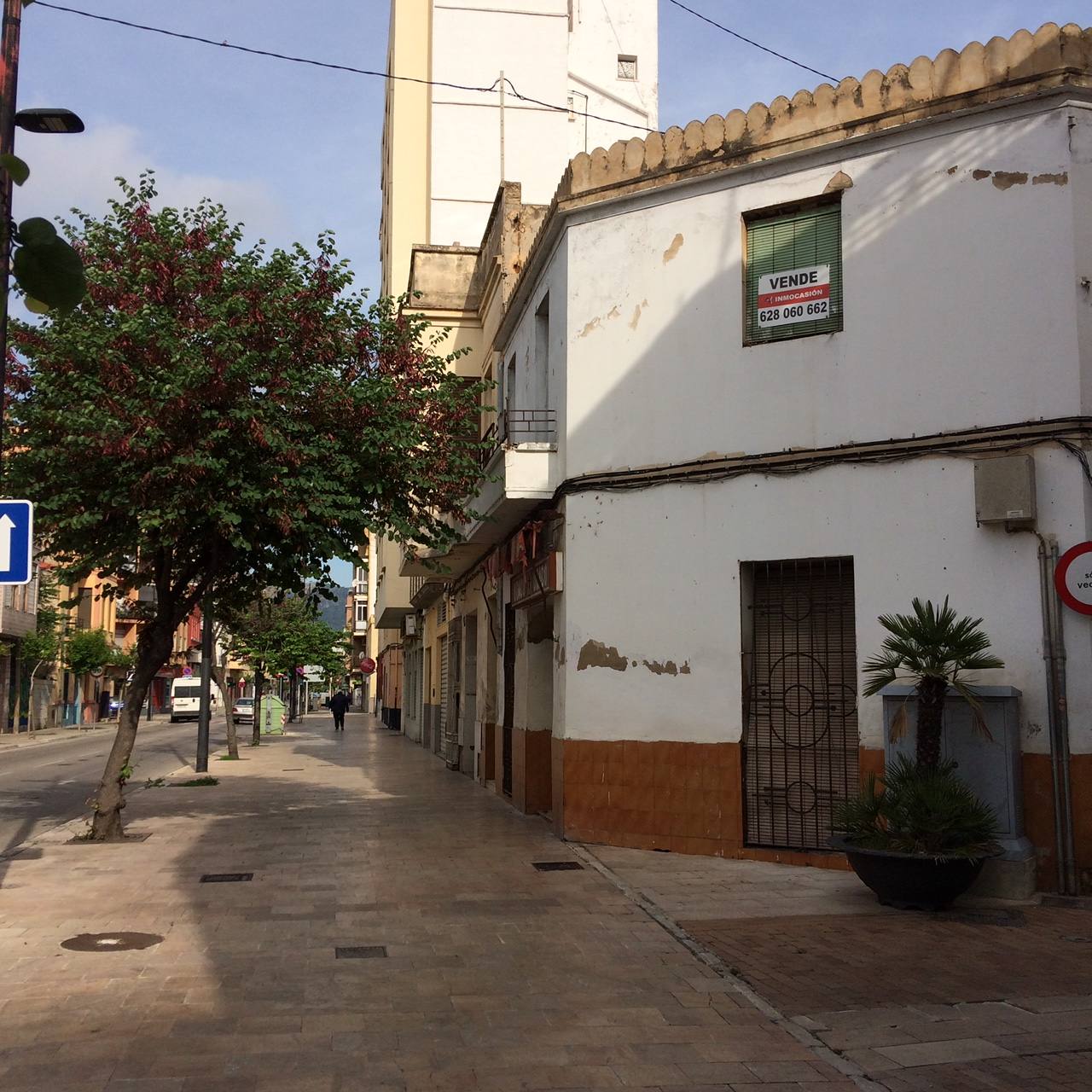 El barrio del Raval de Gandia ha visto pasar siglos de historia y cómo la ciudad crecía a su alrededor, conservando sus callejones. Albergó las primeras casas cristianas en la primera mitad del XIV. Después a musulmanes y moriscos hasta principios del XVII. Conserva calles estrechas, fruto de la ampliación del siglo XVI, y fachadas modernistas de principios del XX. 