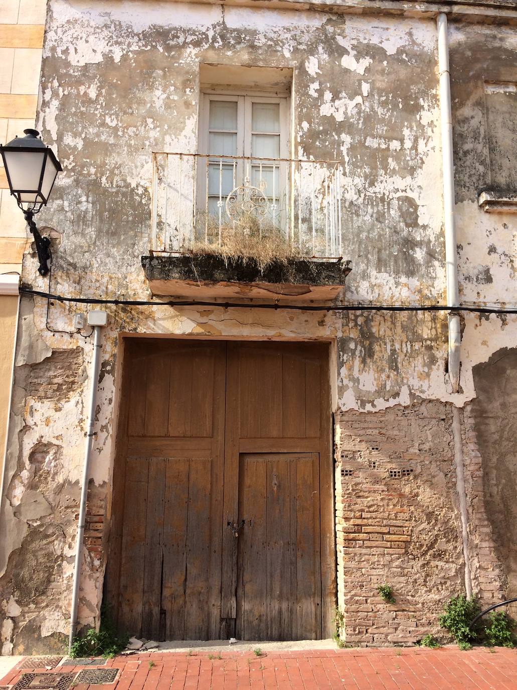 El barrio del Raval de Gandia ha visto pasar siglos de historia y cómo la ciudad crecía a su alrededor, conservando sus callejones. Albergó las primeras casas cristianas en la primera mitad del XIV. Después a musulmanes y moriscos hasta principios del XVII. Conserva calles estrechas, fruto de la ampliación del siglo XVI, y fachadas modernistas de principios del XX. 