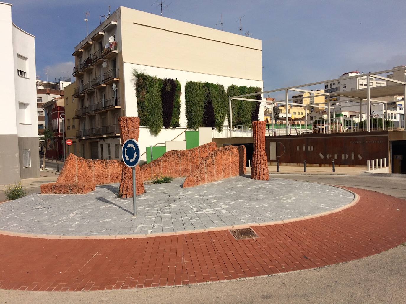 El barrio del Raval de Gandia ha visto pasar siglos de historia y cómo la ciudad crecía a su alrededor, conservando sus callejones. Albergó las primeras casas cristianas en la primera mitad del XIV. Después a musulmanes y moriscos hasta principios del XVII. Conserva calles estrechas, fruto de la ampliación del siglo XVI, y fachadas modernistas de principios del XX. 