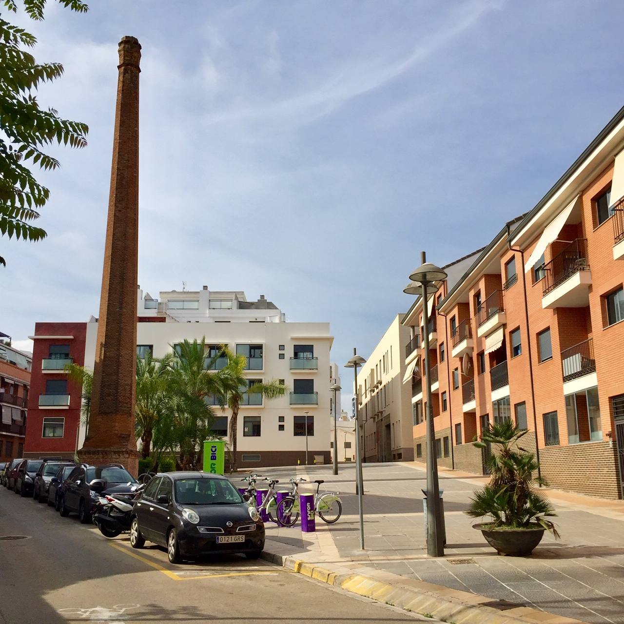 El barrio del Raval de Gandia ha visto pasar siglos de historia y cómo la ciudad crecía a su alrededor, conservando sus callejones. Albergó las primeras casas cristianas en la primera mitad del XIV. Después a musulmanes y moriscos hasta principios del XVII. Conserva calles estrechas, fruto de la ampliación del siglo XVI, y fachadas modernistas de principios del XX. 