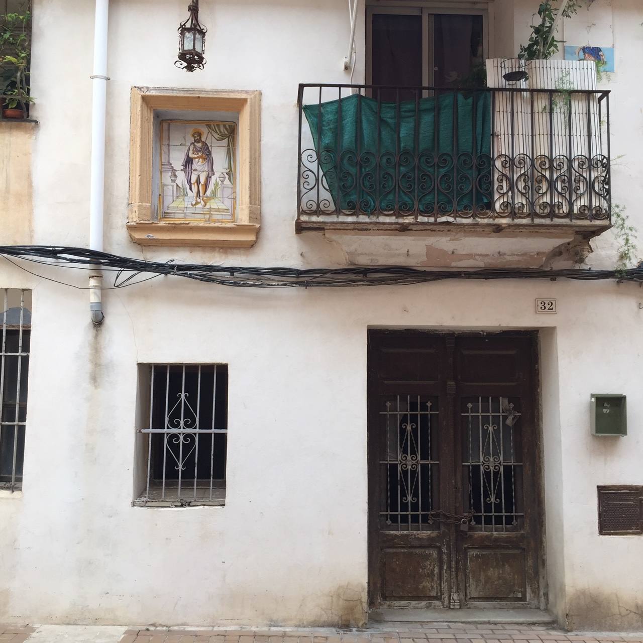 El barrio del Raval de Gandia ha visto pasar siglos de historia y cómo la ciudad crecía a su alrededor, conservando sus callejones. Albergó las primeras casas cristianas en la primera mitad del XIV. Después a musulmanes y moriscos hasta principios del XVII. Conserva calles estrechas, fruto de la ampliación del siglo XVI, y fachadas modernistas de principios del XX. 