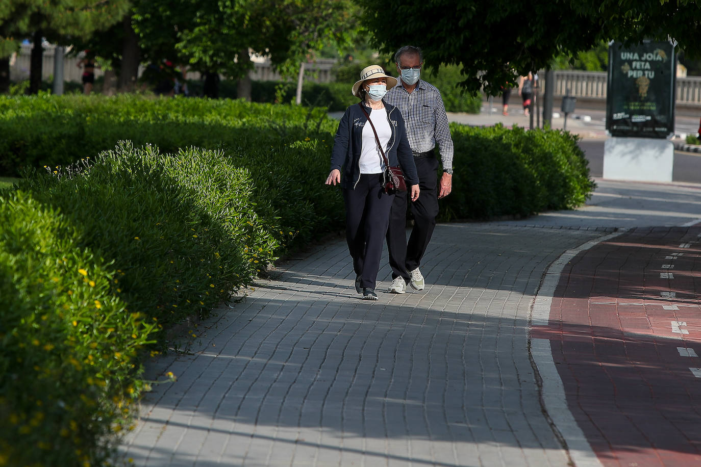 Desde el sábado, los valencianos han podido salir a la calle dentro de las franjas horarias permitidas y disfrutar, de nuevo, de la libertad. Algunos han aprovechado para pasear, otros para practicar algún deporte, ir en bicicleta, patines o, simplemente, distraerse. Entre los lugares escogidos para estas salidas, los preferidos han sido el antiguo cauce del río y las playas. 