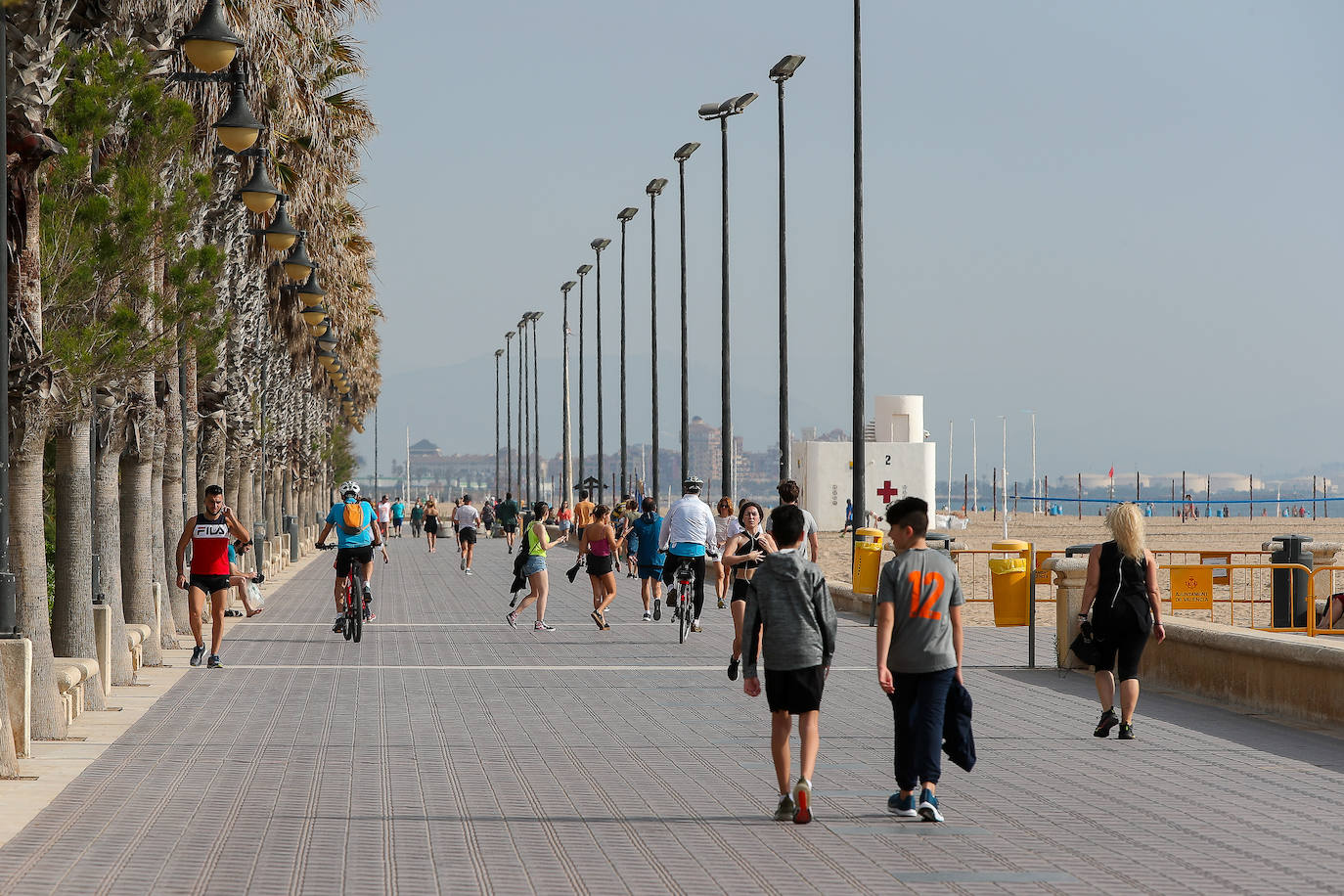 Desde el sábado, los valencianos han podido salir a la calle dentro de las franjas horarias permitidas y disfrutar, de nuevo, de la libertad. Algunos han aprovechado para pasear, otros para practicar algún deporte, ir en bicicleta, patines o, simplemente, distraerse. Entre los lugares escogidos para estas salidas, los preferidos han sido el antiguo cauce del río y las playas. 