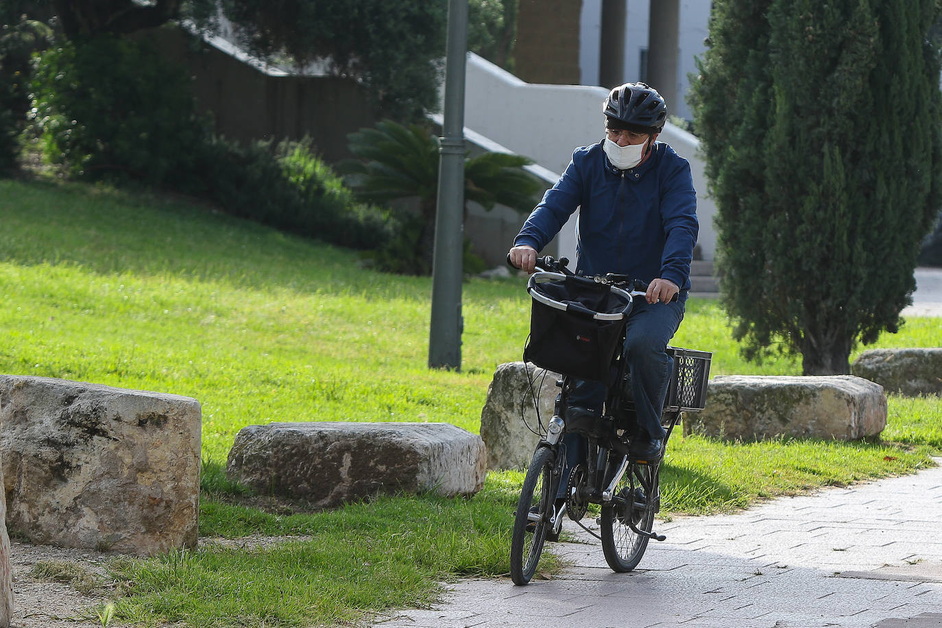 Desde el sábado, los valencianos han podido salir a la calle dentro de las franjas horarias permitidas y disfrutar, de nuevo, de la libertad. Algunos han aprovechado para pasear, otros para practicar algún deporte, ir en bicicleta, patines o, simplemente, distraerse. Entre los lugares escogidos para estas salidas, los preferidos han sido el antiguo cauce del río y las playas. 