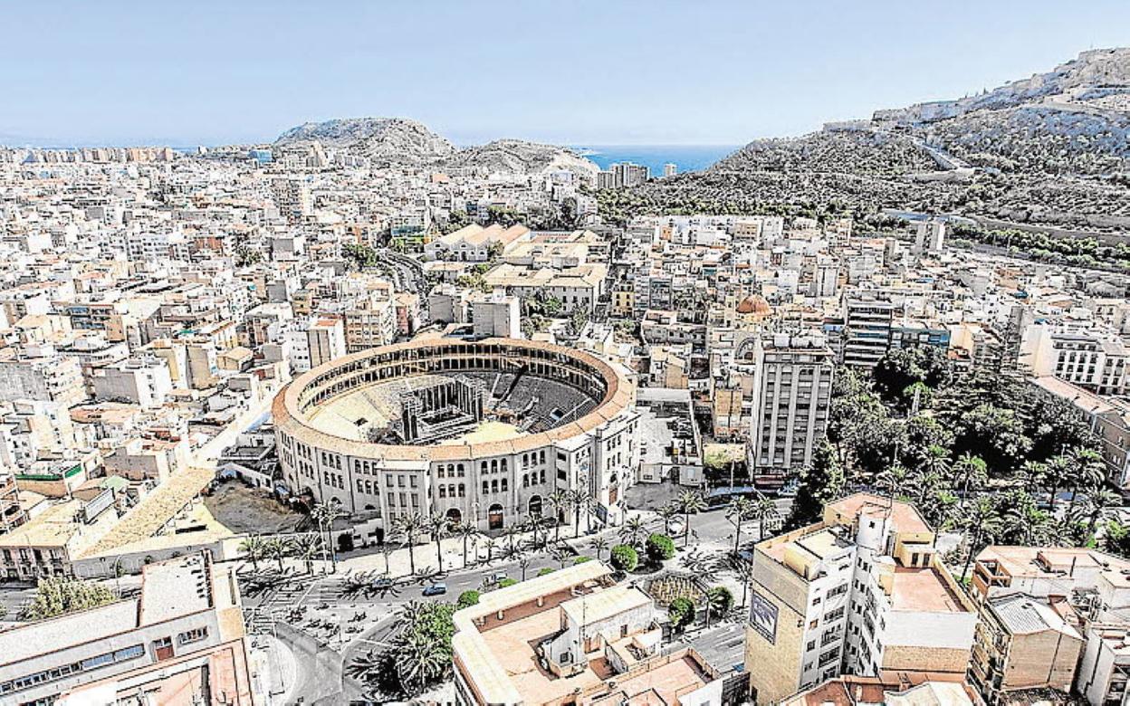 Panorámica de la ciudad de Alicante, con el entorno de la Plaza de Toros en primer plano. a. d. 