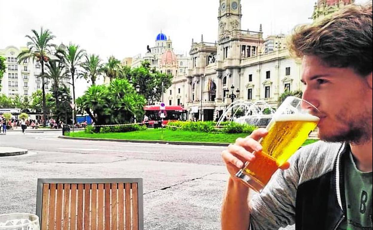 Terrazas. Borja en una terraza como en la que pensaba celebrar este lunes su cumpleaños.