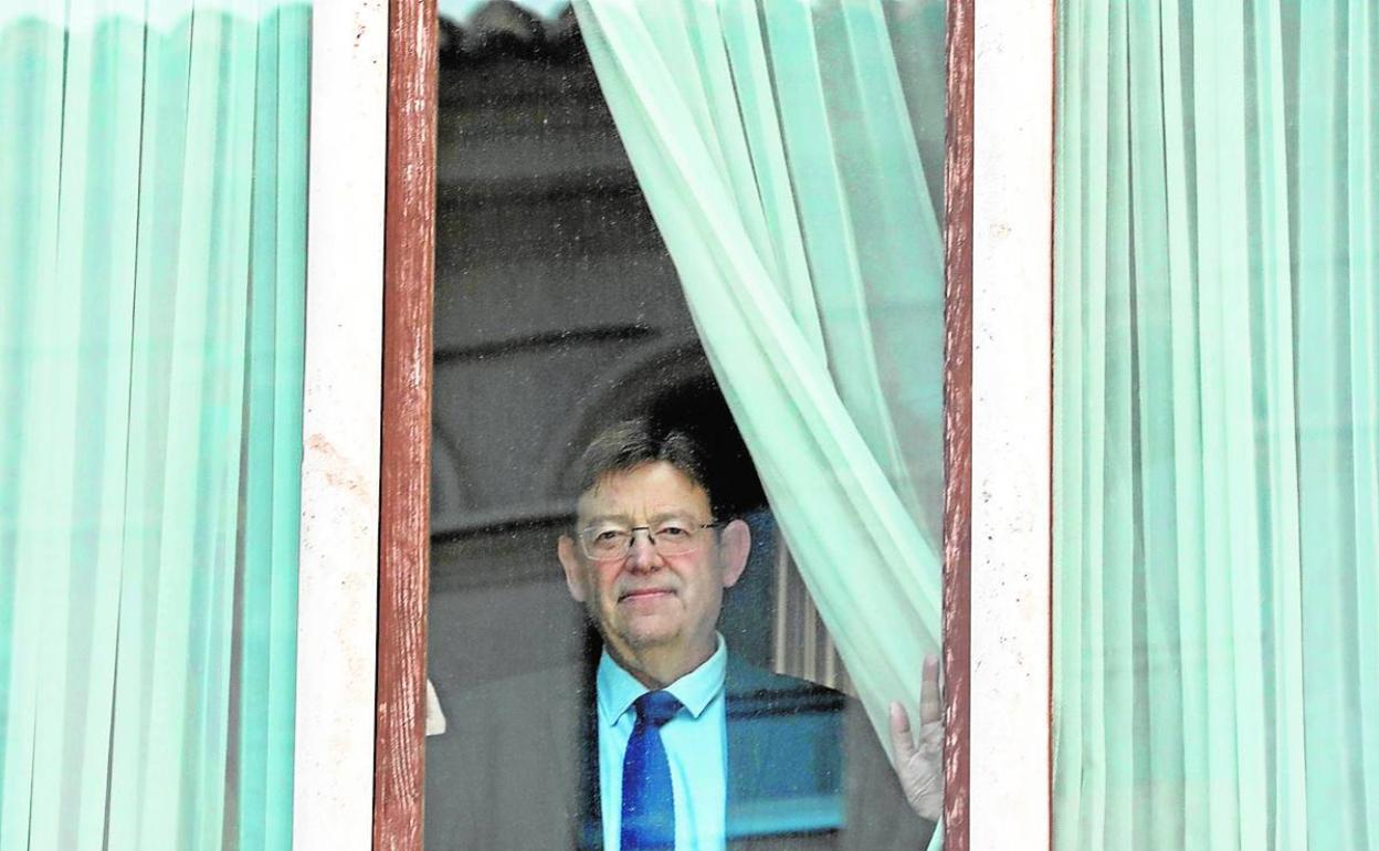 El presidente de la Generalitat, Ximo Puig, se asoma desde una ventana del Palau. 