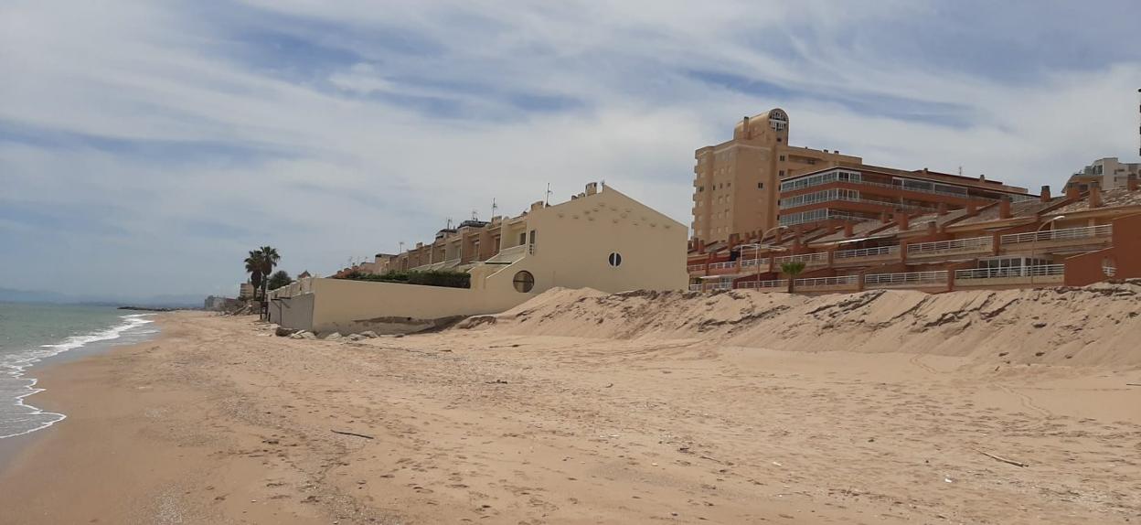 La playa de la Goleta de Tavernes con una gran extensión de arena y diques de contención tras el vertido del 20.000 toneladas. r. escrihuela
