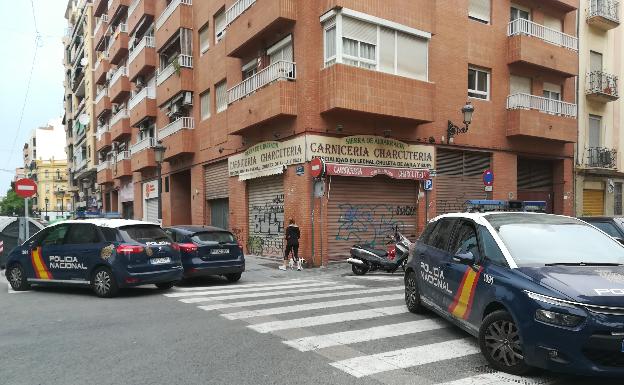 Dos vehículos de la policía en el cruce de las calles Rodríguez de Cepeda y Actor Llorens. 