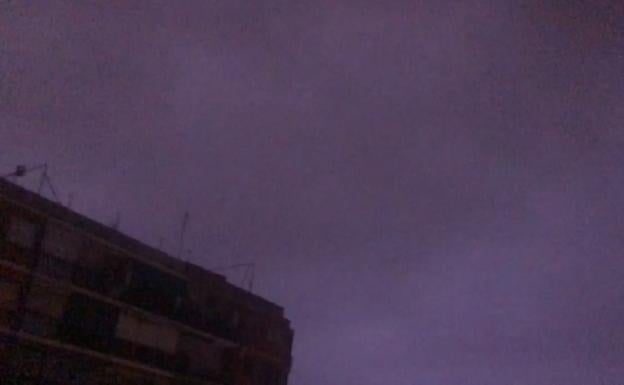 Tormenta en Valencia | Una fuerte tormenta ilumina Valencia en plena madrugada con una sucesión de rayos y truenos