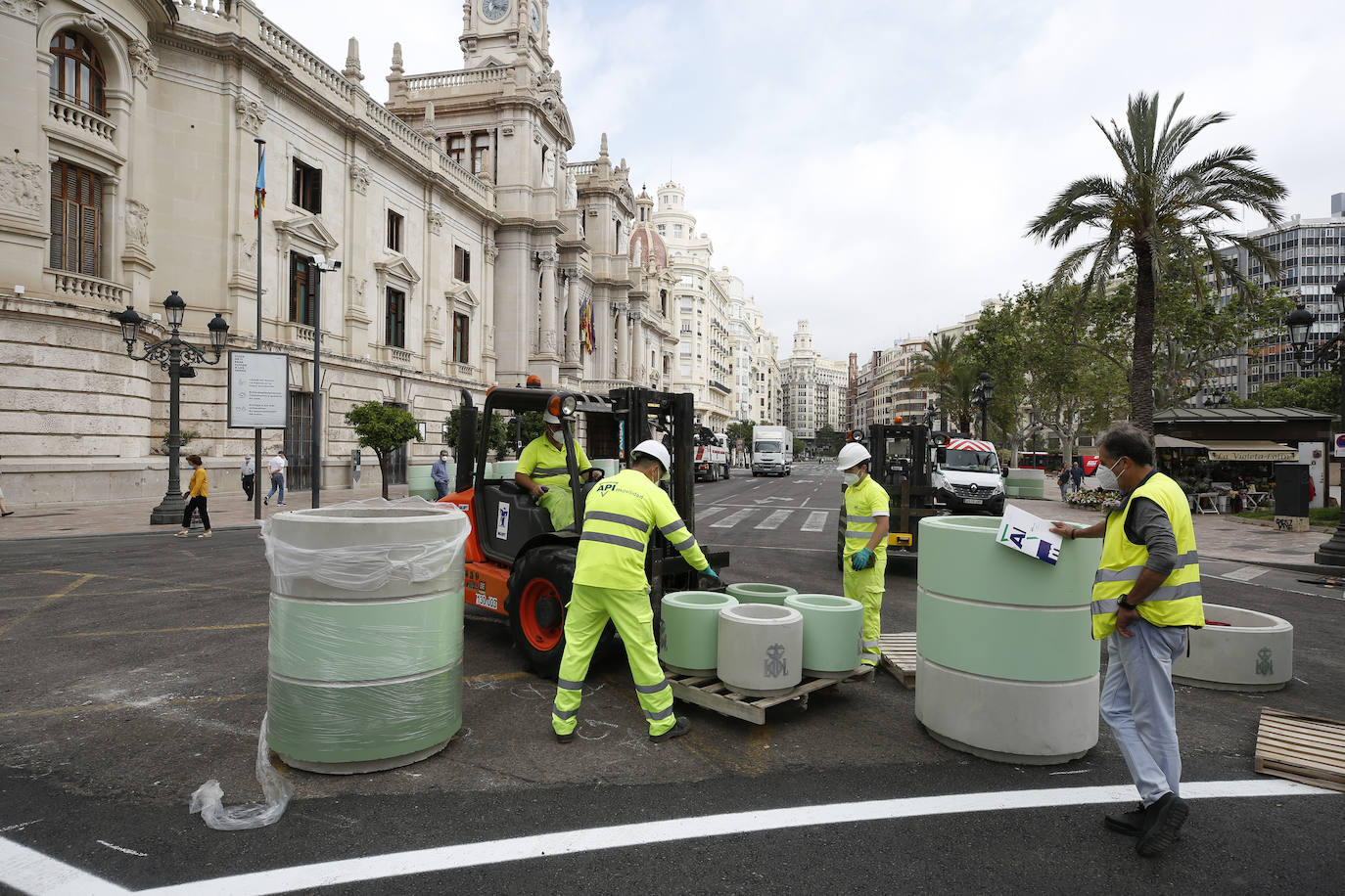 Fotos: Avanza la peatonalización de la plaza del Ayuntamiento de Valencia