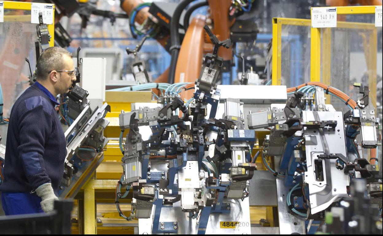 Un empleado trabaja en la planta de Ford Almussafes.