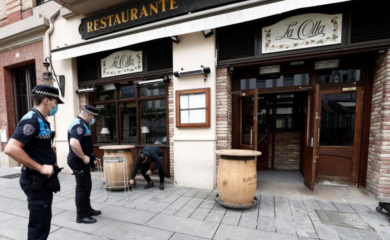 Varios policías inspeccionan un bar. 