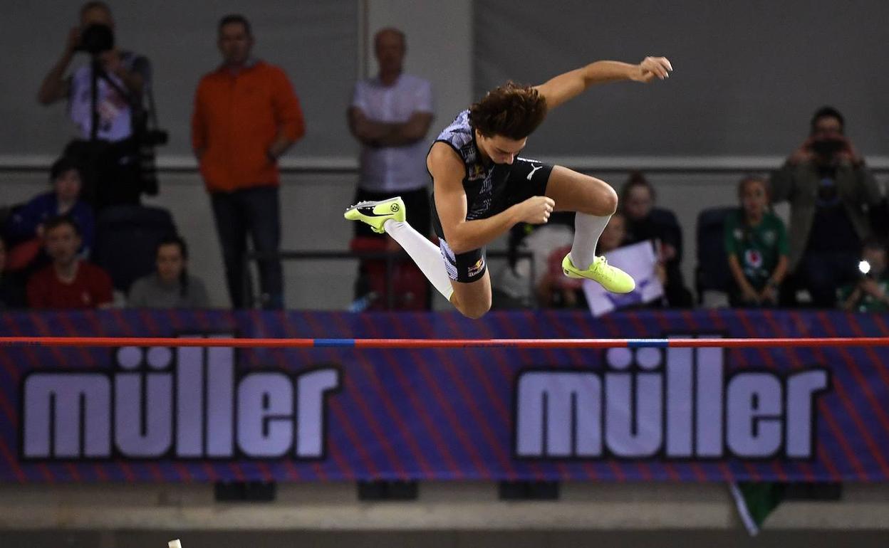 Mondo Duplantis, en una competición en febrero. 