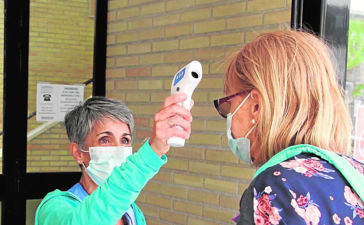 Una sanitaria toma la temperatura en el ambulatorio de Xàbia.