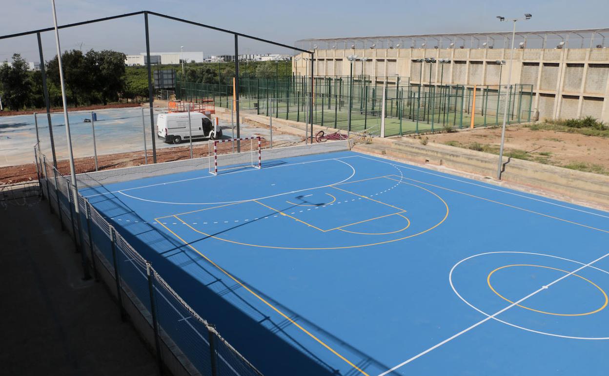 Las obras en la pista deportiva. 