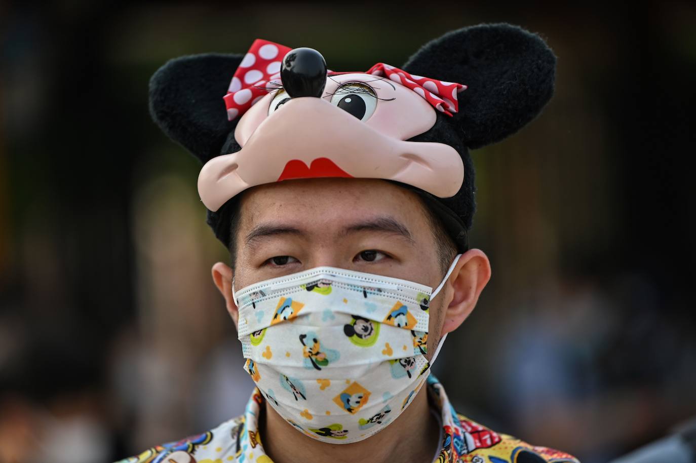 Disneyland Shanghái se ha convertido en el primer parque temático del mundo en retomar su actividad después del parón provocado por la crisis del coronavirus. La reapertura marcará las pautas en el resto de sus instalaciones en Estados Unidos, Francia y Asia, y se ha llevado a cabo con medidas de seguridad para evitar las aglomeraciones y contagios: aforo al 30% de su totalidad, bandas amarillas en los accesos para mantener la distancia mínima interpersonal, uso obligatorio de mascarilla y tomas de temperatura para clientes y empleados. 