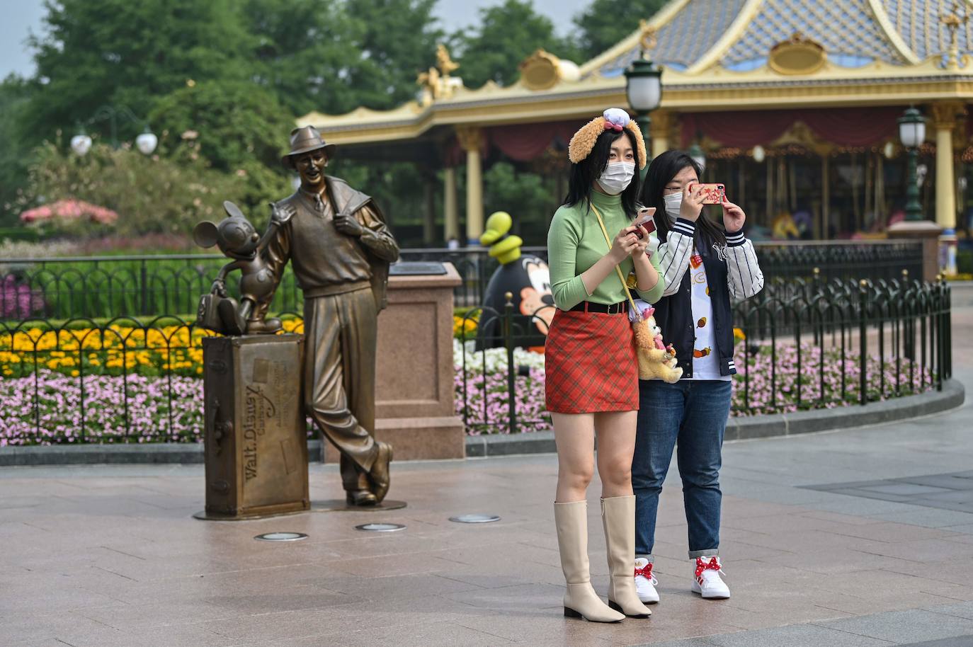 Disneyland Shanghái se ha convertido en el primer parque temático del mundo en retomar su actividad después del parón provocado por la crisis del coronavirus. La reapertura marcará las pautas en el resto de sus instalaciones en Estados Unidos, Francia y Asia, y se ha llevado a cabo con medidas de seguridad para evitar las aglomeraciones y contagios: aforo al 30% de su totalidad, bandas amarillas en los accesos para mantener la distancia mínima interpersonal, uso obligatorio de mascarilla y tomas de temperatura para clientes y empleados. 