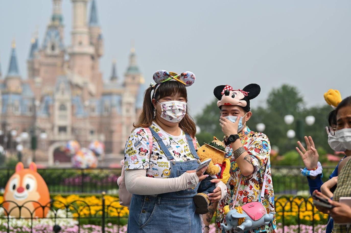 Disneyland Shanghái se ha convertido en el primer parque temático del mundo en retomar su actividad después del parón provocado por la crisis del coronavirus. La reapertura marcará las pautas en el resto de sus instalaciones en Estados Unidos, Francia y Asia, y se ha llevado a cabo con medidas de seguridad para evitar las aglomeraciones y contagios: aforo al 30% de su totalidad, bandas amarillas en los accesos para mantener la distancia mínima interpersonal, uso obligatorio de mascarilla y tomas de temperatura para clientes y empleados. 