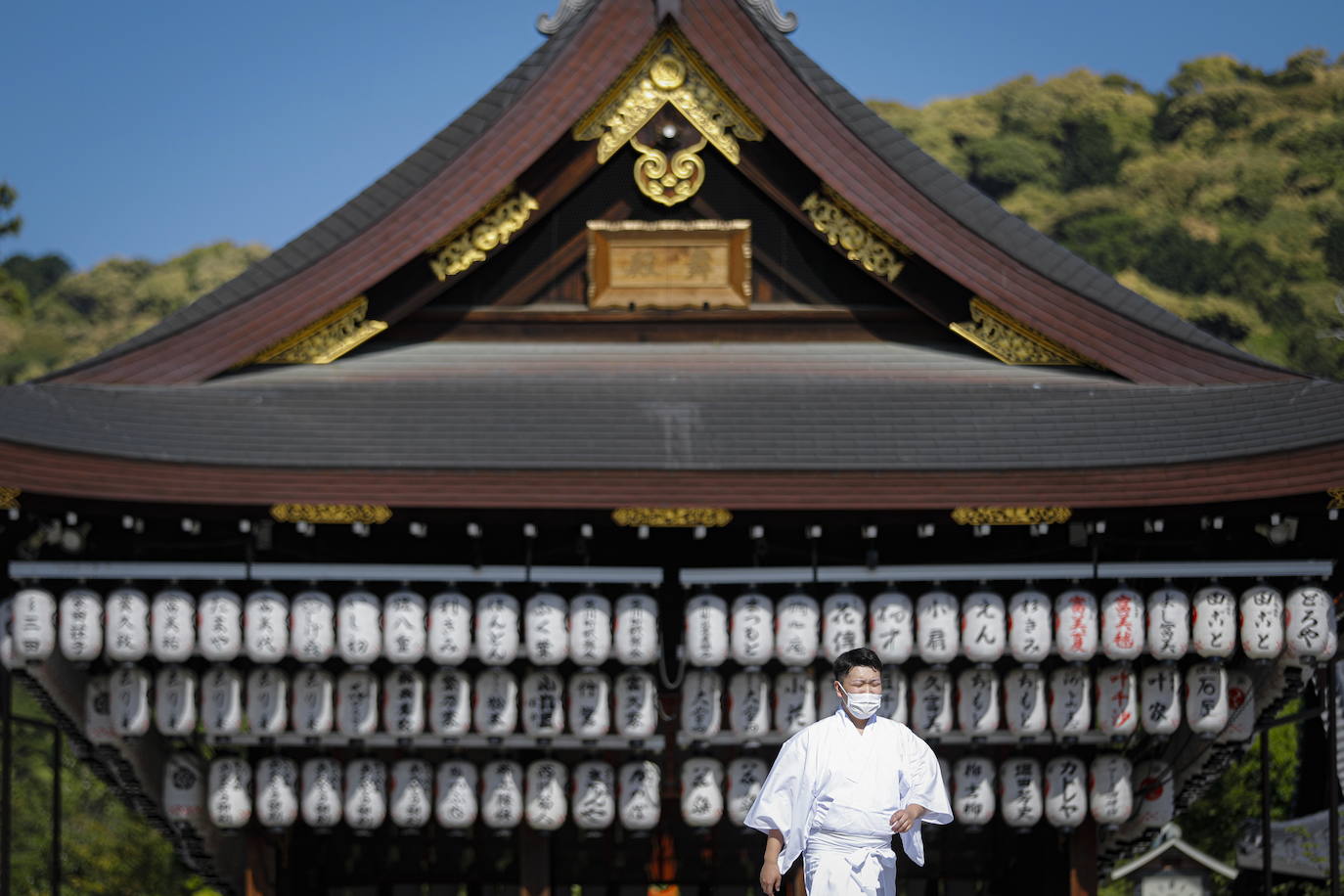 Las calles de la antigua ciudad de Kyoto, en Japón, permanecen desérticas ante la alarma desatada por el coronavirus. Algunos de sus puntos más concurridos, llenos habitualmente de turistas y visitantes, se muestran ahora vacíos, con una quietud en la que destaca aún más la belleza del lugar. 