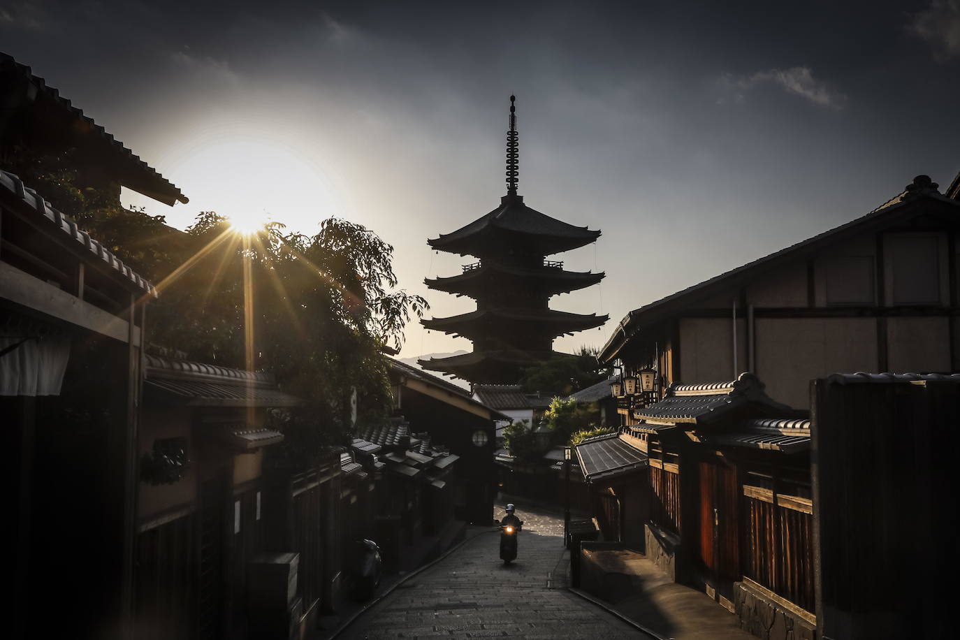 Las calles de la antigua ciudad de Kyoto, en Japón, permanecen desérticas ante la alarma desatada por el coronavirus. Algunos de sus puntos más concurridos, llenos habitualmente de turistas y visitantes, se muestran ahora vacíos, con una quietud en la que destaca aún más la belleza del lugar. 