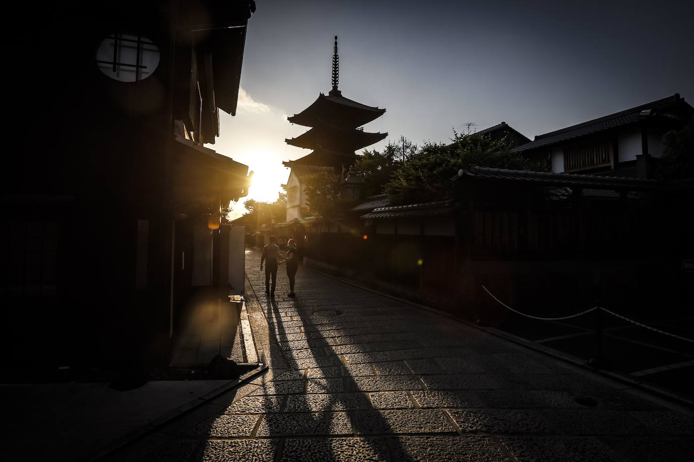 Las calles de la antigua ciudad de Kyoto, en Japón, permanecen desérticas ante la alarma desatada por el coronavirus. Algunos de sus puntos más concurridos, llenos habitualmente de turistas y visitantes, se muestran ahora vacíos, con una quietud en la que destaca aún más la belleza del lugar. 