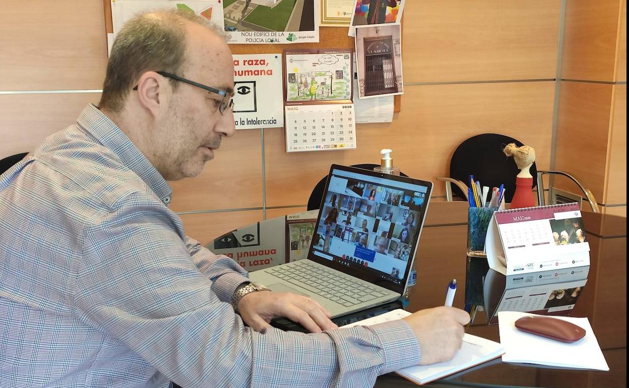 El alcalde de Alzira, durante la reunión.