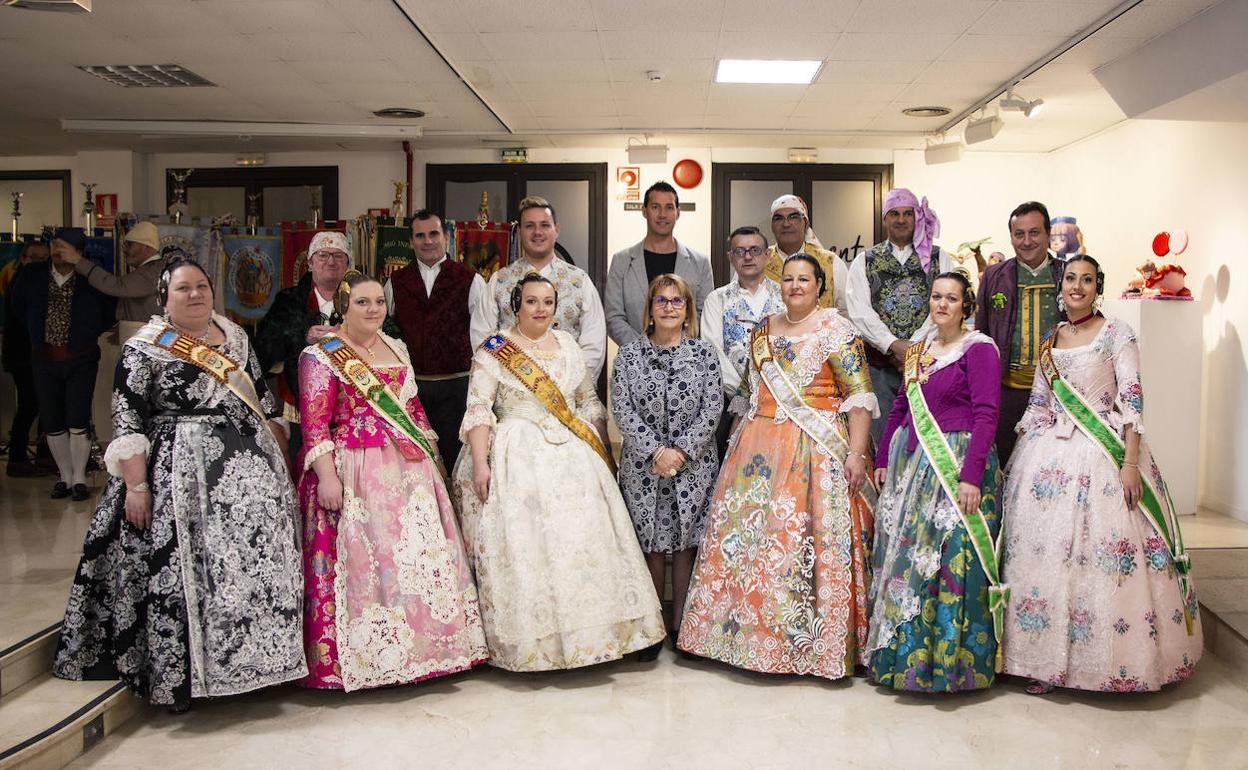 La alcaldesa de Picassent, Conxa García, junto a los representantes falleros del municipio. 