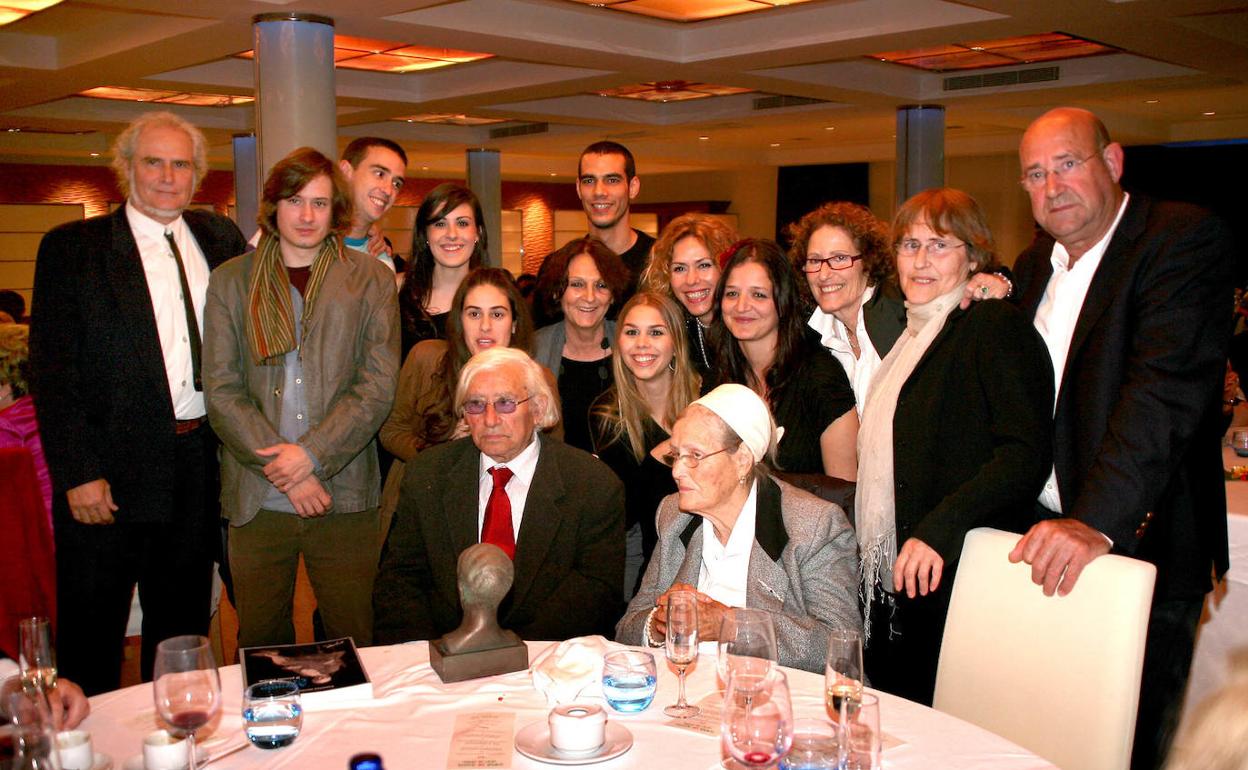 Imagen de archivo de Costa Tur rodeado de su familia en la entrega del premio Tenor Cortis en 2010. 