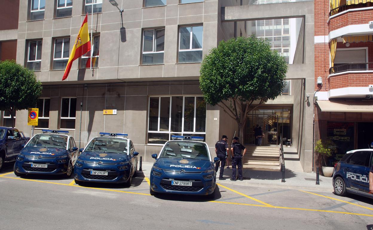 Vehículos de Policía Nacional estacionados en la Comisaría de Gandia. 