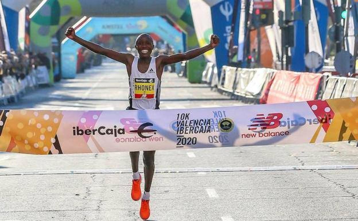 Kipruto llega a meta en la 10K Valencia Ibercaja el pasado 12 de enero.