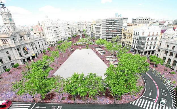 El aspecto de la plaza del Ayuntamiento ha cambiado con la primera fase de la peatonalización provisional, aunque a partir de junio su imagen aún será más diferente, con el asfaltado de la zona para viandantes con un pavimento rojizo como aparece en la recreación de estas imágenes. 