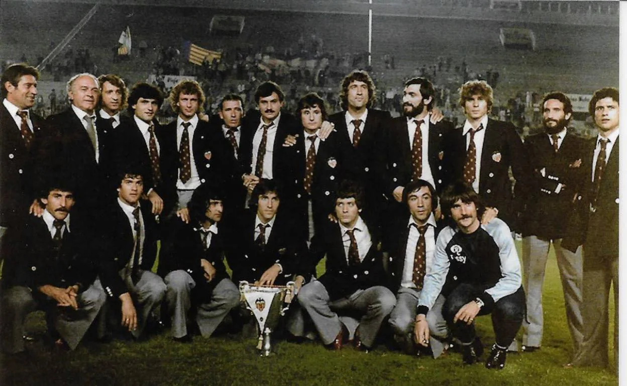 La plantilla del Valencia celebra en Mestalla la Recopa conquistada en la temporada 79-80, cuando no perdió ningún partido oficial como local.