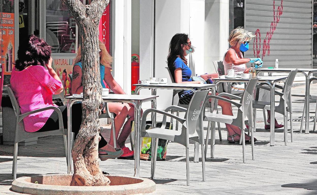 Clientes en la terraza de un establecimiento de hostelería de Benidorm.