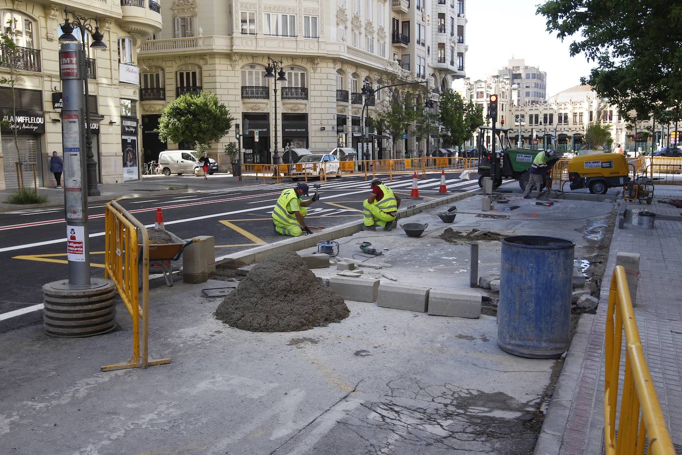 Fotos: Avanza la peatonalización de la plaza del Ayuntamiento de Valencia