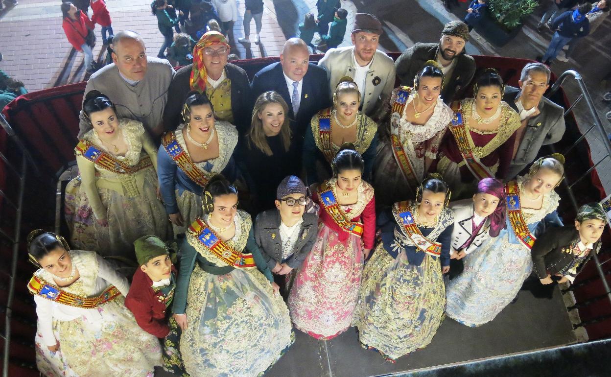 Las falleras mayores de Turís junto a sus cortes de honor y autoridades. 