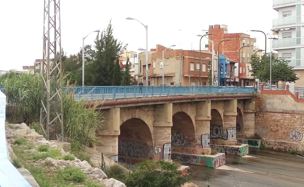 El puente sobre el barranco del Poyo que separa Catarroja y Massanassa. 