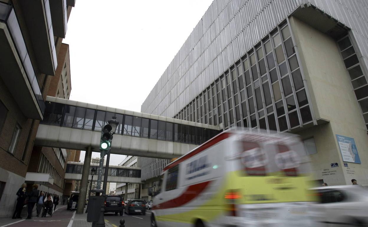 Una ambulancia llegando al Hospital Clínico de Valencia. 