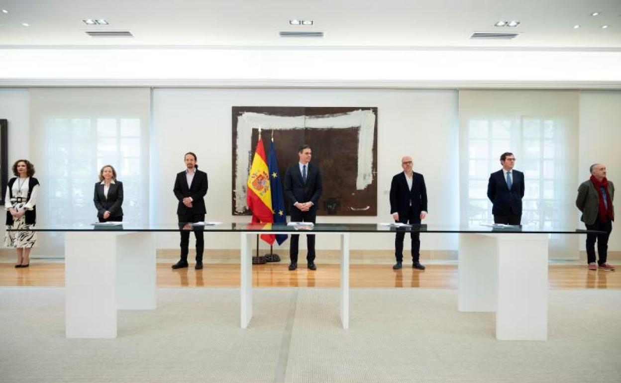 Gobierno, patronal y sindicatos firman el pacto para prorrogar los ERTE.