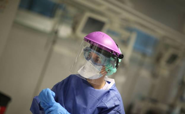 Un profesional sanitario en un hospital de la Comunitat. 