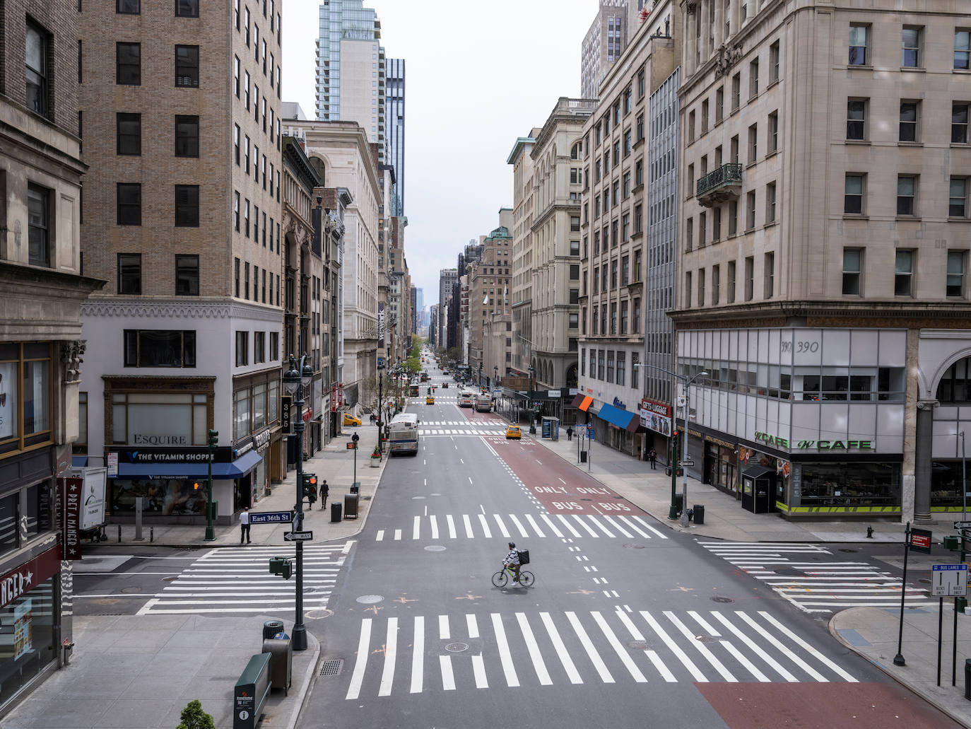 Con más de 340 mil contagiados y alrededor de 27.000 fallecidos en todo el estado, Nueva York se ha convertido en el epicentro mundial del coronavirus. Sus calles se han vaciado y muestran imágenes inéditas. De momento sigue sin cumplir los siete criterios de salud que el gobernador Andrew Cuomo exige para poder iniciar la desescalada.