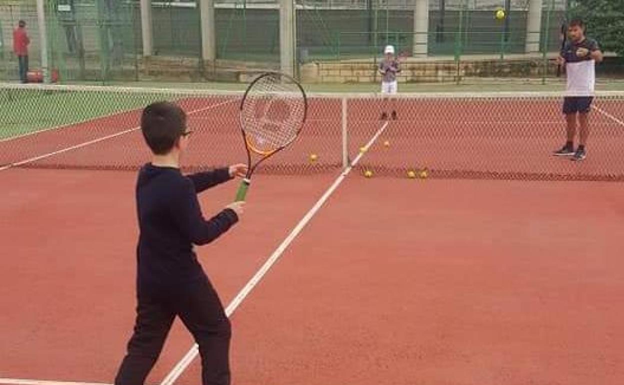 Una de las escuelas deportivas, la de tenis, que han retomado su actividad. 