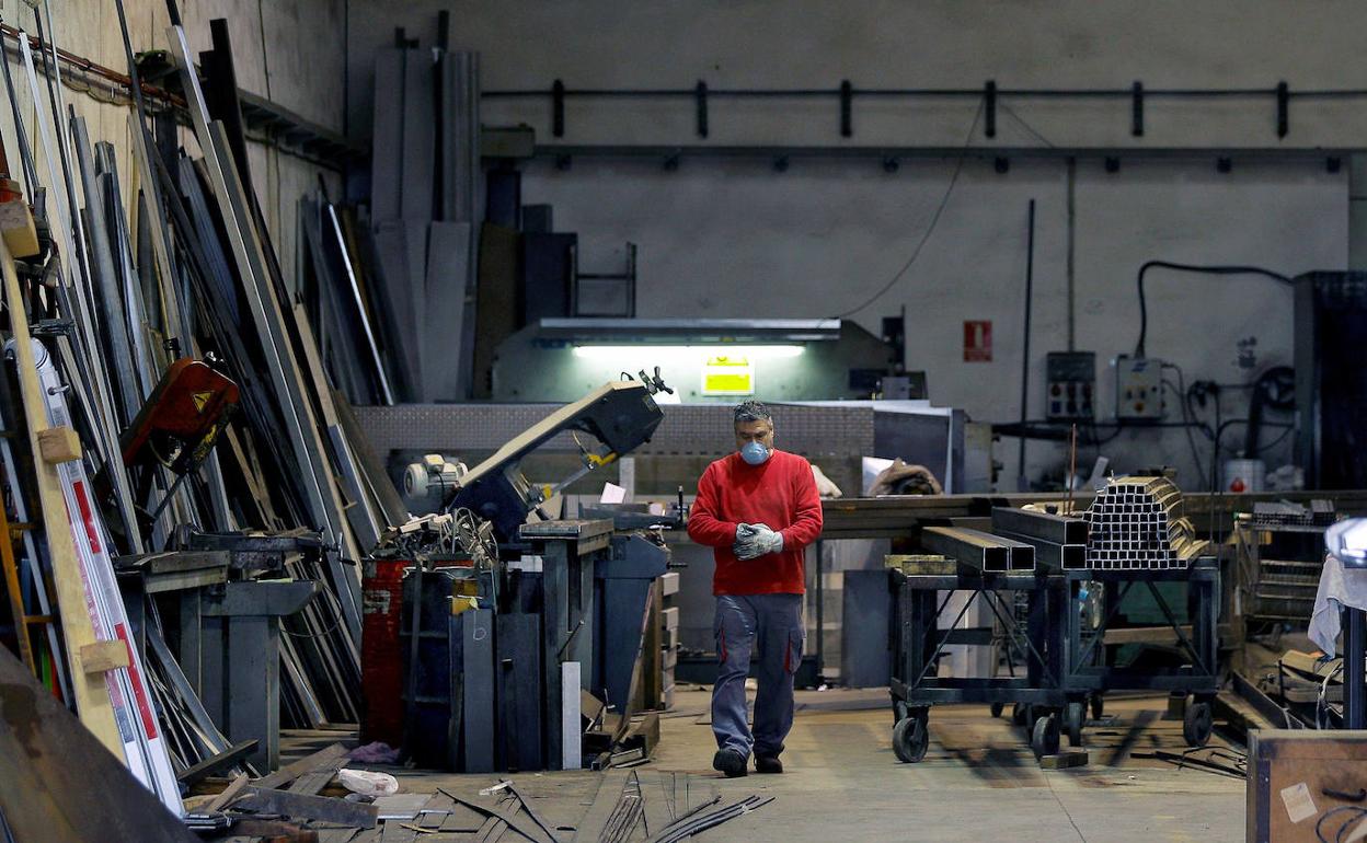 Un trabajador en un taller del polígono Fuente del Jarro.