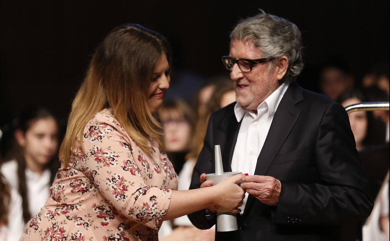 Juan Genovés recibe el premio Valencianos para el Siglo XXI de la mano de Noelia Camacho, periodista de LAS PROVINCIAS.