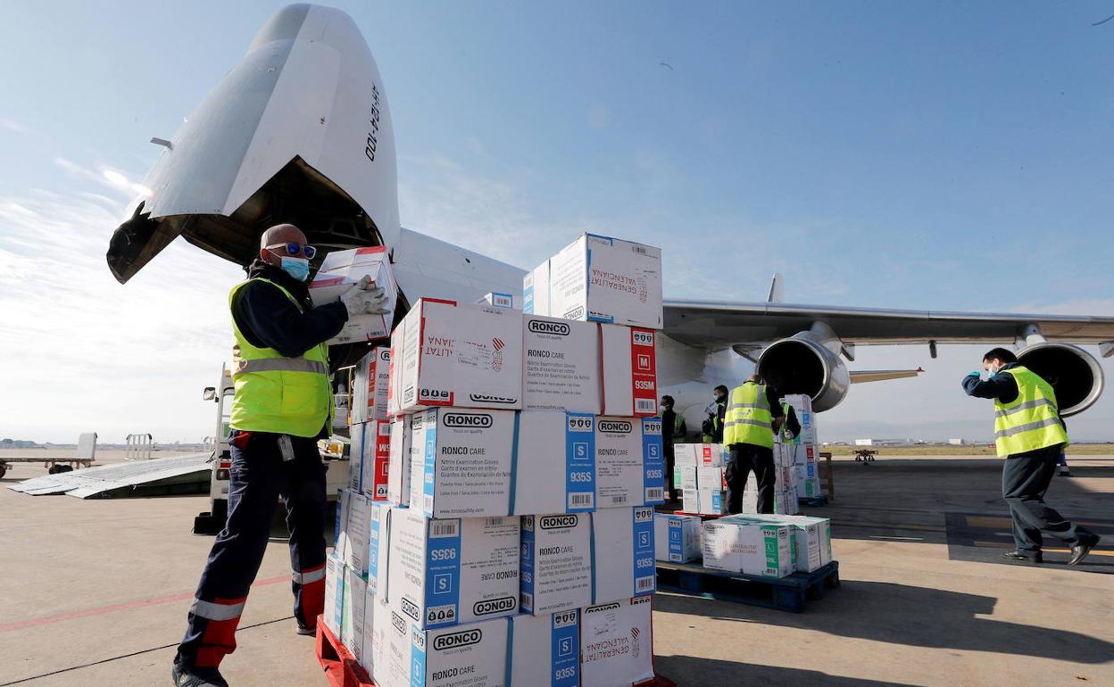 Uno de los aviones con material sanitario, en Valencia