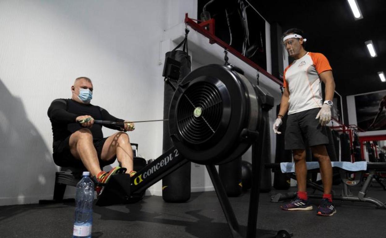 Un gimnasio en una zona en Fase 1. 