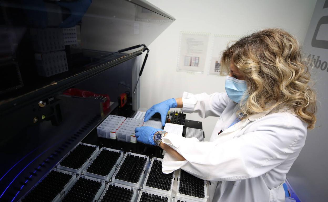 Análisis de muestras con la técnica PCR en el laboratorio de Microbiología del hospital La Fe. 