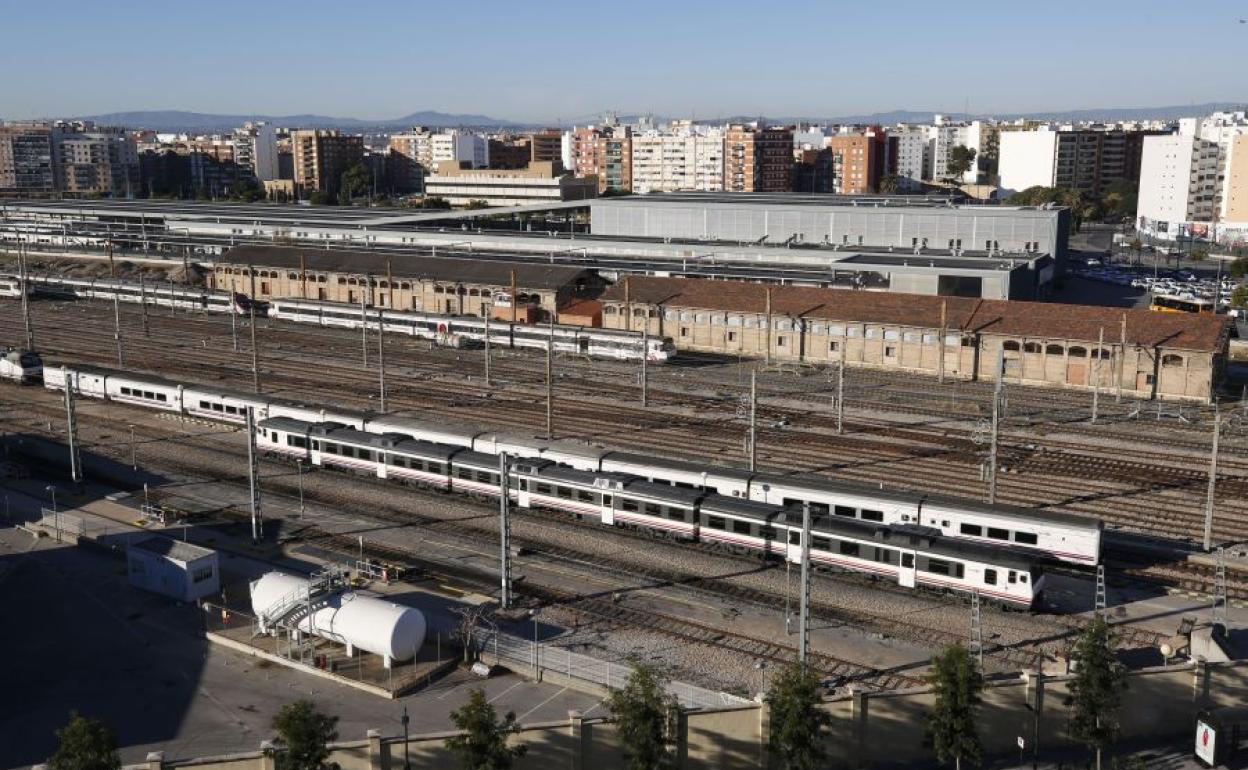 Vías de tren junto al Parque Central de Valencia.