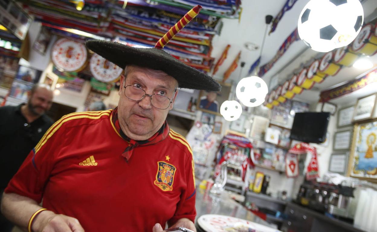 Manolo, en su bar junto a Mestalla